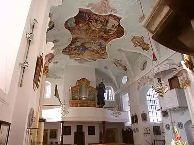 Deckenfresko und Orgel