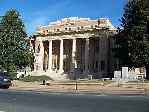 Das Anson County Courthouse (2012) im Wadesboro Downtown Historic District. Dieser Historic District ist einer von sechs Einträgen des Countys im National Register of Historic Places.