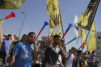 Das R4bia-Emblem mit Vuvuzela und auf T-Shirts, Flaggen,…