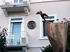 Derselbe Balkon,mit Statue „Die Möwe“,Anton-Tschechow-Platz