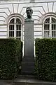 Büste vor der TU Wien