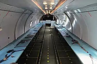 Klappsitzbänke in einem TransportflugzeugAntonow An-26