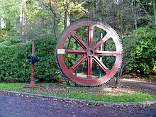 Antriebsscheibe mit Antriebsritzel der Bergbahn von 1913–1967, heute an der Talstation aufgestellt