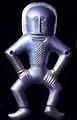 Figur einer Person mit gesticktem Hemd aus dem Schatz