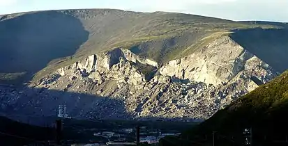 Der Berg Kukiswumtschorr mit dem nördlichen Steinbruch im Tal des Wortkeuaiw.