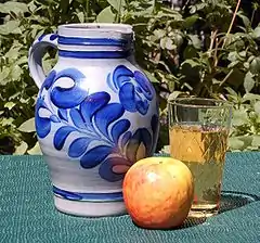 Äbbelwoi im traditionellen Bembel und Gerippten