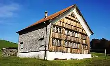 Verschalte Klebdächer an der Seitenwand eines Appenzeller Hauses