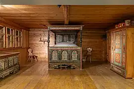 Bauernstube mit Truhe, Bett und Schrank mit traditioneller  Appenzeller Möbelmalerei