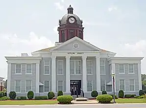Appling County Courthouse in Baxley (2015). Das Courthouse wurde von 1907 bis 1908 im Stile des Neoklassizismus erbaut und im September 1980 als erstes Objekt im County in das NRHP eingetragen.
