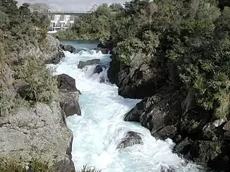 Die Aratiatia Rapids, wenn das Wehr der Staumauer geöffnet ist