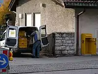 Leerung eines Säulenbriefkastens