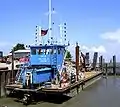 Ein trockengefallener Arbeitsponton im Hafen von Fedderwardersiel