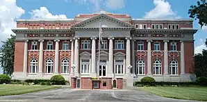 De Soto County Courthouse (2006). Das 1913 fertiggestellte Courthouse gehört mit 292 weiteren Gebäuden zum Arcadia Historic District, der im Mai 1984 als erste Objekt des County in das NRHP eingetragen wurde.