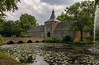 Schloss Arcen: Vorburg, Wassergraben, Brücke, Hauptportal