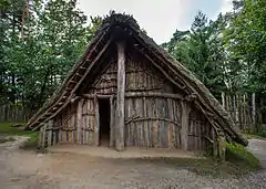 Rekonstruktion eines Langhauses im Archäologischen Freilichtmuseum Oerlinghausen, Foto (2012)