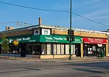 Restaurants in einem einstöckigen Gebäude an einer Straßenecke