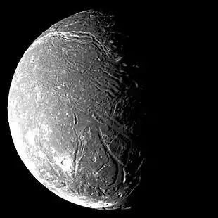Der ebenfalls stark verformte Mond Ariel