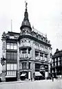 Modenhauses August Polich nach der Erweiterung (links) (1900)