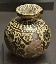 Zwei Aryballoi mit Reigentänzen von Dickbauchtänzern des Malers der New Yorker Komasten: links Namenvase im Metropolitan Museum of Art, Inventarnummer 06.1021.17; um 620/590 v.&nbsp;Chr.; rechts im Museo Arqueológico Nacional de España, Inventarnummer 1999/99/33; um 620/600 v.&nbsp;Chr.