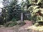Steinerner Vermessungspunkt auf dem Gipfel