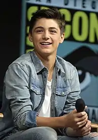 Asher Angel spielt Billy Batson (Shazam als Mensch); Jack Dylan Grazerspielt Freddy Freeman, mit dem sich Billy ein Zimmer teilt.