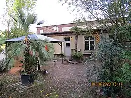 Garage von Westen, teilweise genutzt von einem Bistro