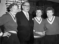 Siiri Rantenen (l.), Ersatzläuferin Eva Hög (r.) und Mirja Hietamies (2.v.r.) werden vom finnischen Botschafter Asko Ivalo besucht