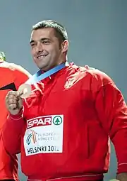 Bronzemedaillengewinner Asmir Kolašinac bei der&nbsp;Siegerehrung