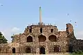 Gebäude in Firuz Shah Kotla mit Ashoka-Säule