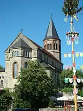 Alte und Neue Kilianskirche in Assamstadt.
