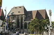 Südansicht der Pfarrkirche St. Augustin; ganz rechts die Dreifaltigkeits-(Pest-)Säule
