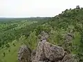 Blick Richtung S-W auf die Atakora-Kette (links) und Ausläufer südlich außerhalb  des Pendjari-Nationalpark (Benin) in der Nähe vom Parkeingang in Batia.