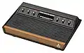 Vorderseite des Atari Video Computer System mit Aufnahmeschacht für die Steckmodule und sechs Bedienelementen