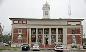 Atkinson County Courthouse (2015). Das Courthouse wurde 1920 im Stile des Neoklassizismus errichtet. Im September 1980 erfolgte der Eintrag in das NRHP.