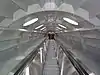 Rolltreppe in einem schrägen Verbindungsrohr