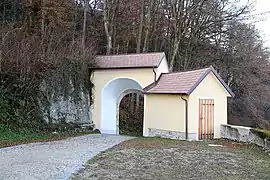 Ortsfriedhof Attnang, Tormauer
