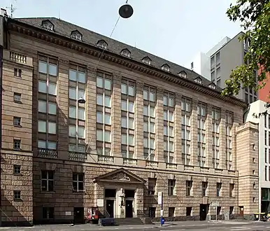 Das Bibliotheksgebäude von 1913 in der Wiesbadener Rheinstraße
