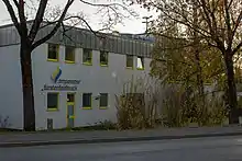 Das Foto zeigt die Außenansicht der AmperOase von Norden.