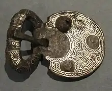 Gürtelschnalle mit Gesichtern, Eisen mit Silbereinlage