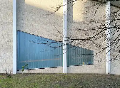 Fassadendetail an der rechten Seite (Südseite) mit Lichtdurchlass