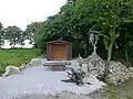 Eine kleine Schutzhütte am Wegesrand