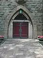 Hauptportal mit Spitzbogen