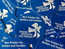 Aufkleber „Vom Frieden her denken und handeln“ des Frauennetzwerk für Frieden e.V.
