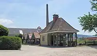Betriebsgelände, im Hintergrund links die Sägehalle, ein Teil der ehemaligen Zeppelin-Wartungshalle