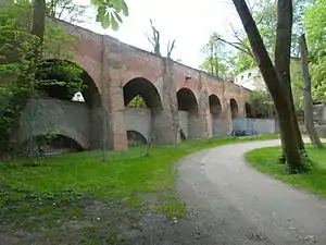 Brücke (oben) und Aquädukt (unten) vor der Rotetorbastion