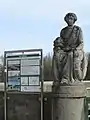 Die Spinnerin symbolisiert die Augsburger Textilindustrie, deren Aufblühen der Hochablass ermöglichte.