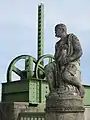 Der Flößer symbolisiert die durch den Hochablass ermöglichte Flößerei in Augsburg.