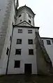 Der Kleine Wasserturm, mit Verstärkungsmauer gegen Vibrationen