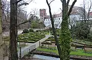 Der Kräutergarten unterhalb des Heilig-Geist-Spitals, hinten der Kastenturm