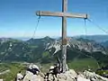 Gipfelkreuz, Aussicht nach Norden (Malbun) zum Galinakopf in der Bildmitte und dem etwa 50 km entfernten Bodensee dahinter